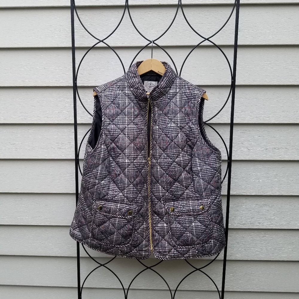 St. John Bay- puffer vest, 1X Red,black and white